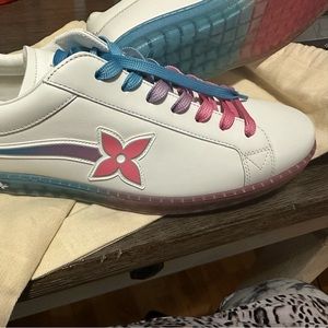 Brand New LV sneaker size 8 . Didn’t fit my man !